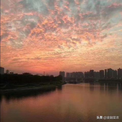 霞飞双颊映古今，古老村庄与现代情感的融合