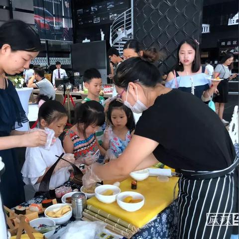 苏菲广告新代言人亮相，时尚潮流新篇章开启