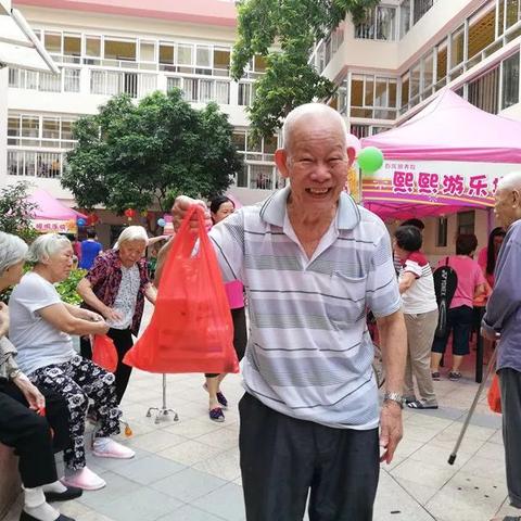 中华扇子舞全家福，舞动传承团圆情