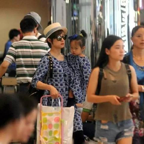 孙俪女儿小花最新照片曝光，萌态十足引热议